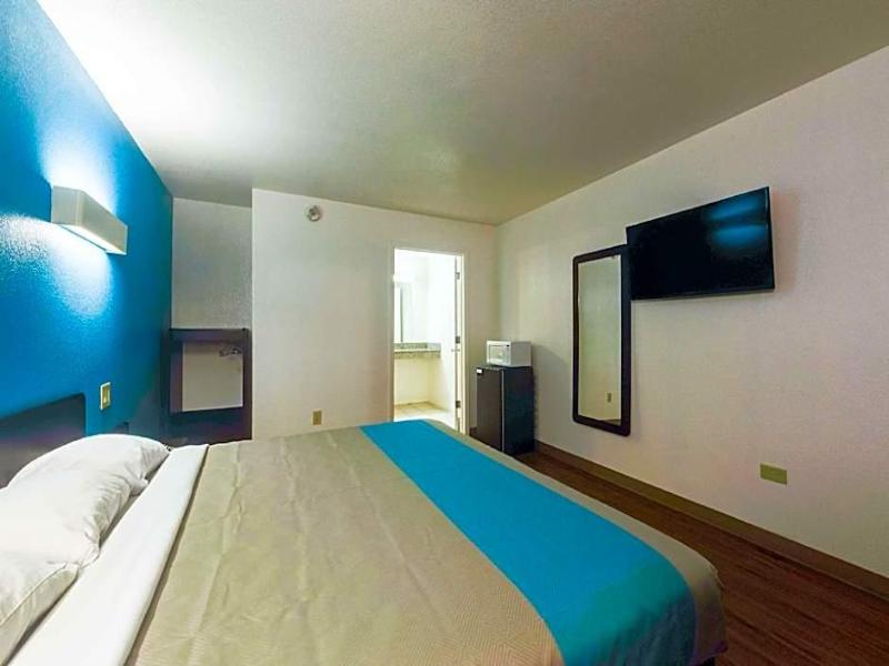 Motel 6 Kingston image