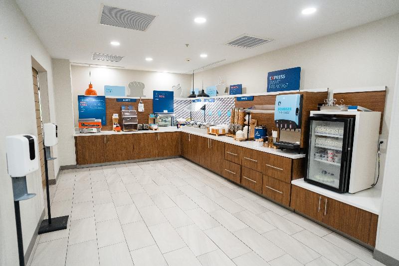 Holiday Inn Express Hotel & Suites Kodak East Sevi image
