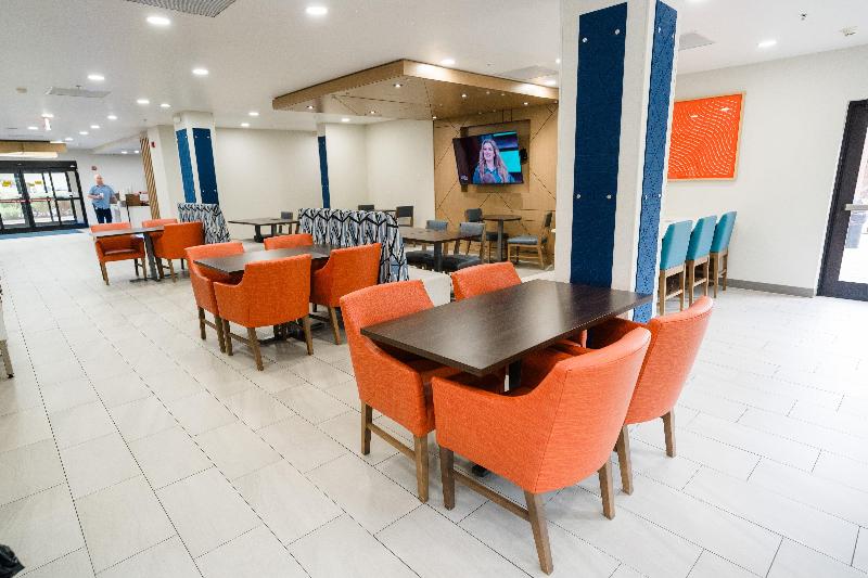 Holiday Inn Express Hotel & Suites Kodak East Sevi image
