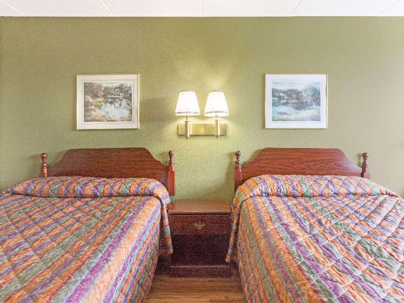 Super 8 by Wyndham Kingsport /I-81 image