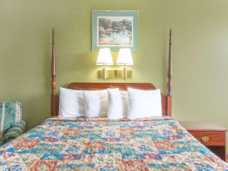 Super 8 by Wyndham Kingsport /I-81 image
