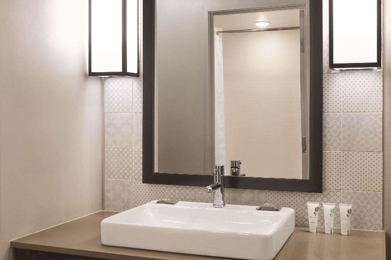 Country Inn & Suites by Radisson Sevierville-Kodak image