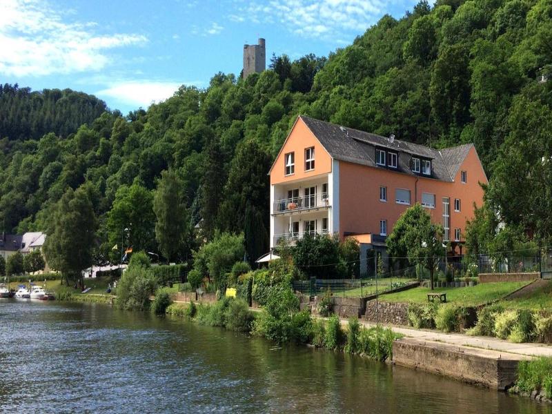 Haus am Fluss image