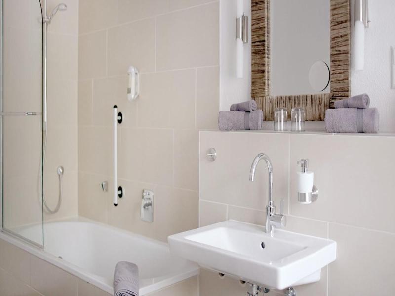 Haus am Fluss image
