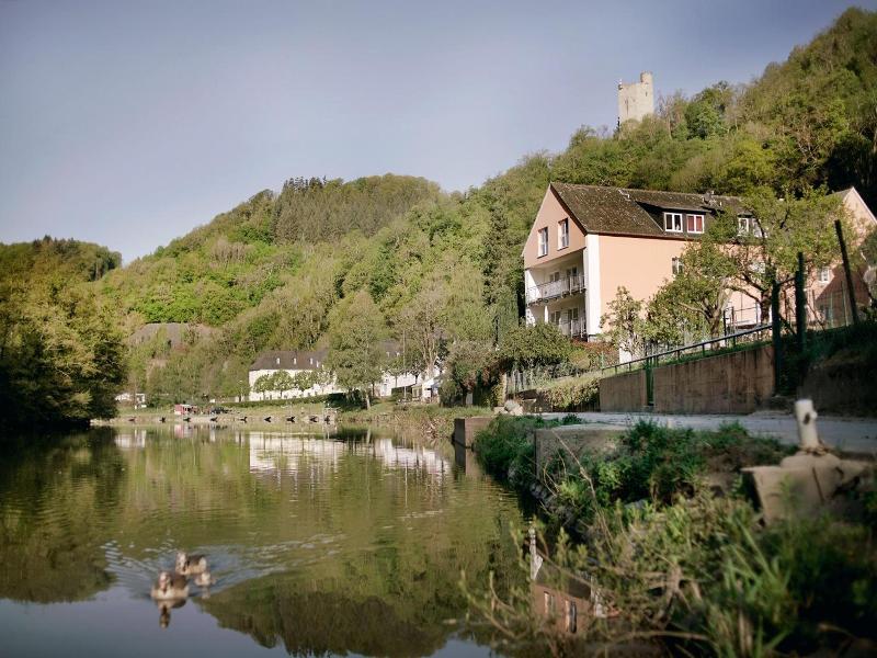 Haus am Fluss image