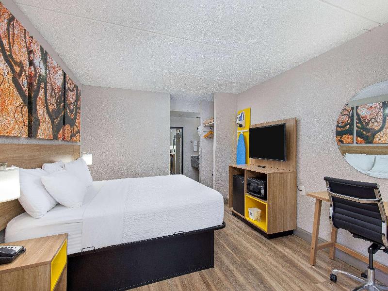 Days Inn by Wyndham Knoxville North image