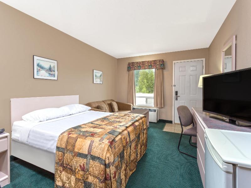 Super 8 by Wyndham Golden image