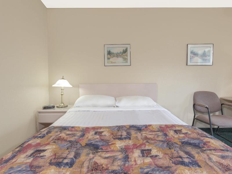 Super 8 by Wyndham Golden image