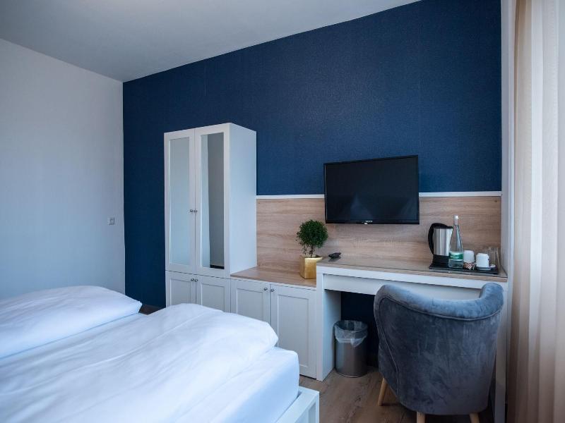 Hotel Leo image