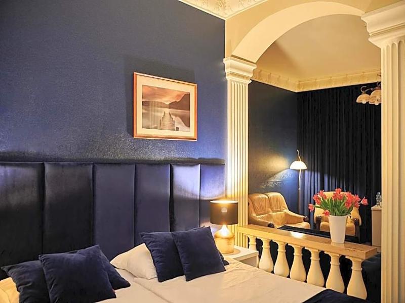 Hotel Royal image