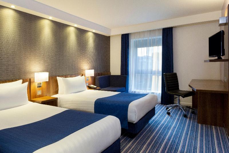 Holiday Inn Express Dunstable image