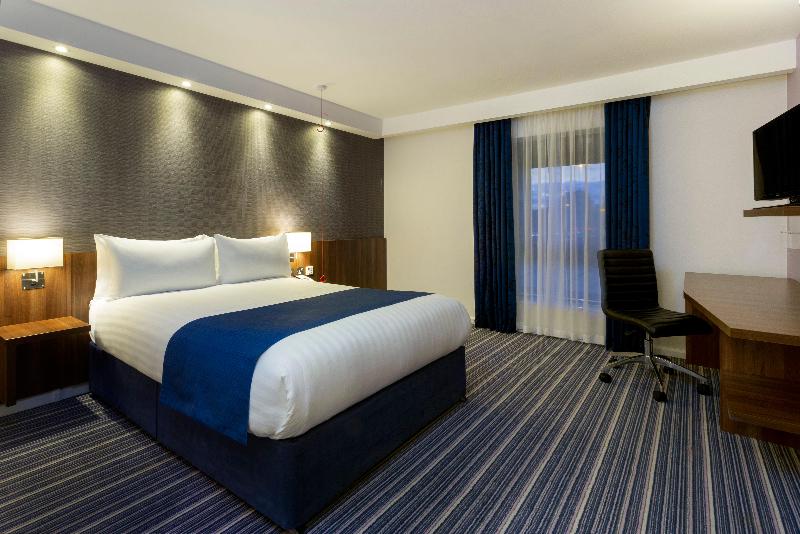 Holiday Inn Express Dunstable image