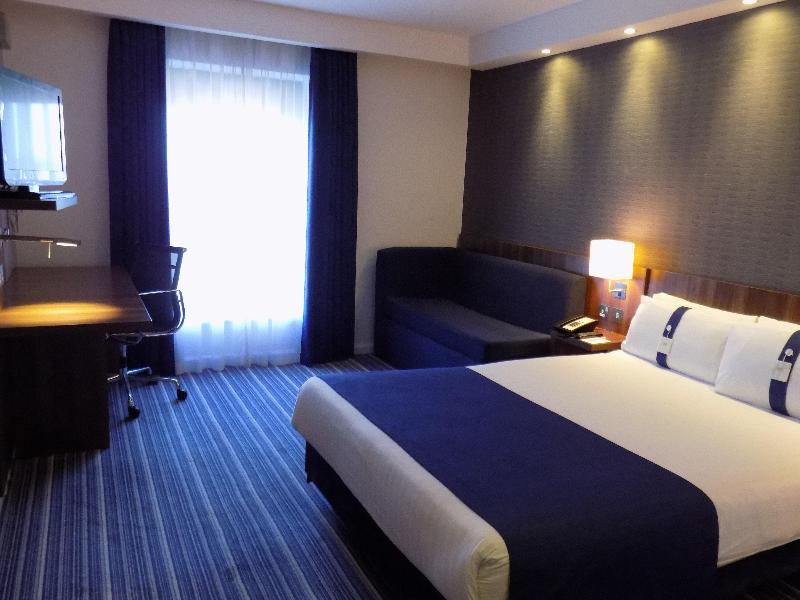 Holiday Inn Express Dunstable image