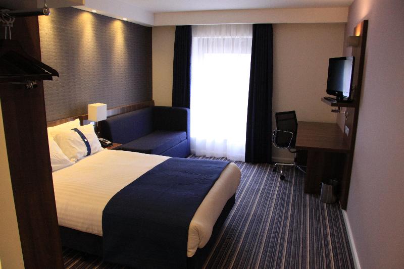 Holiday Inn Express Dunstable image