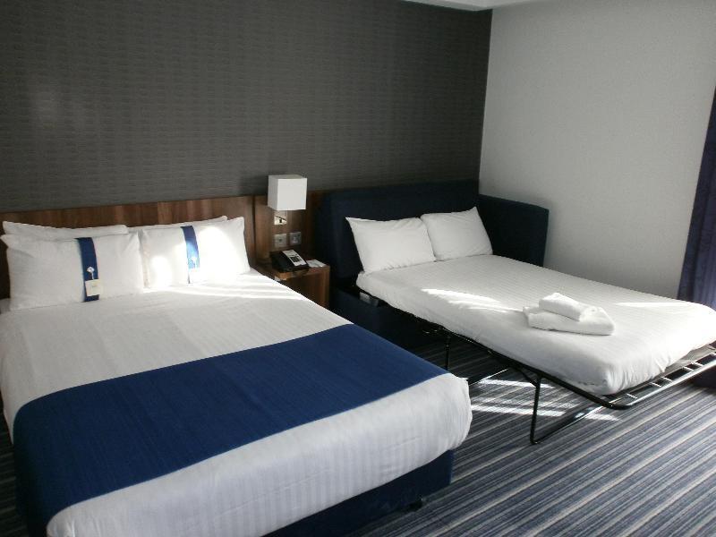 Holiday Inn Express Dunstable image
