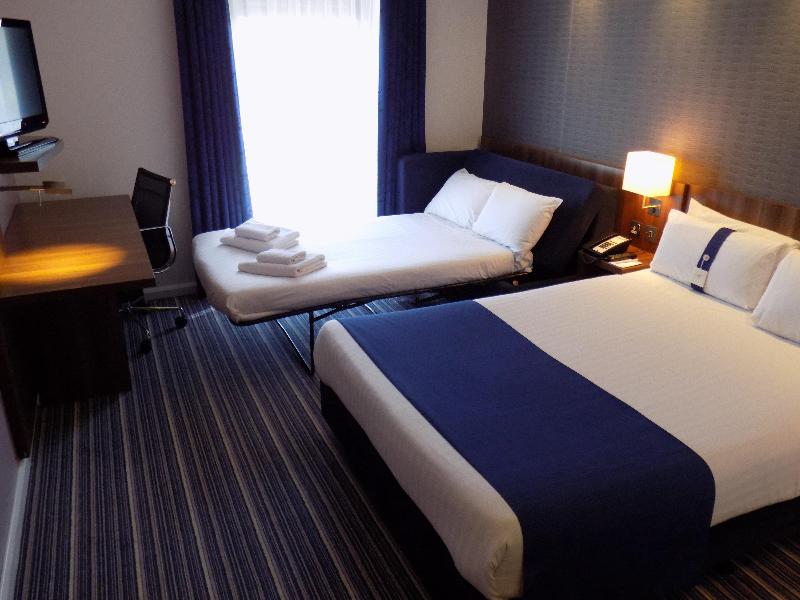 Holiday Inn Express Dunstable image
