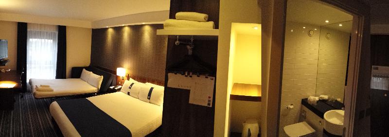 Holiday Inn Express Dunstable image
