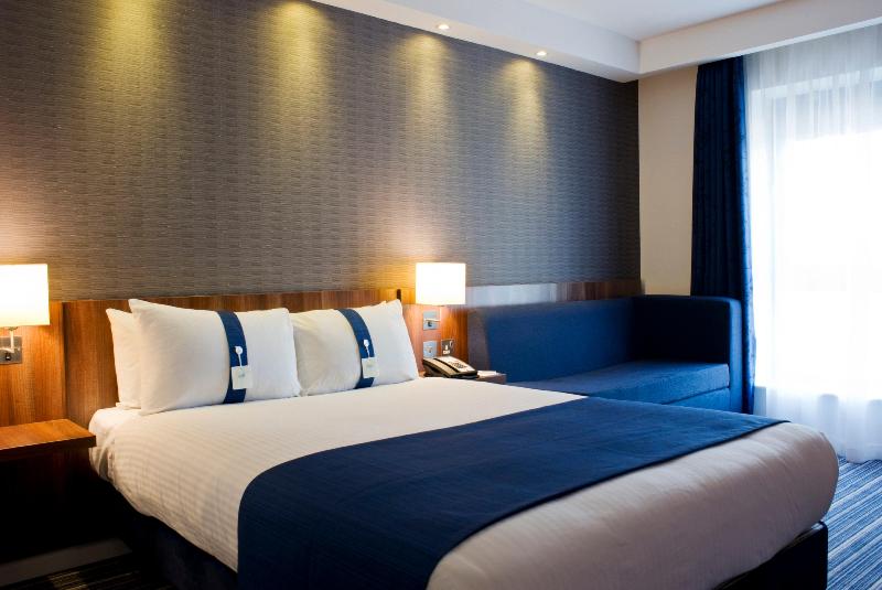 Holiday Inn Express Dunstable image