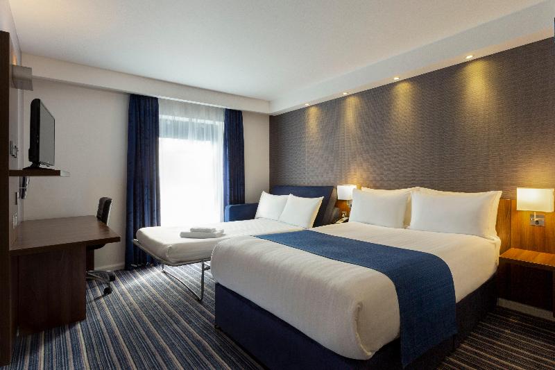Holiday Inn Express Dunstable image