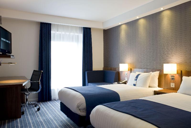 Holiday Inn Express Dunstable image