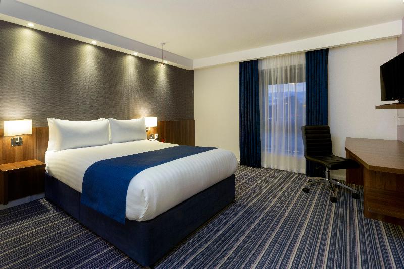 Holiday Inn Express Dunstable image