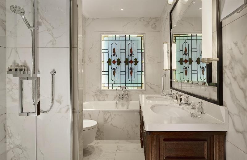 100 Queens Gate Hotel, Curio Collection By Hilton image