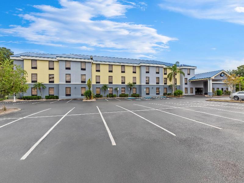 Days Inn & Suites by Wyndham Lakeland image