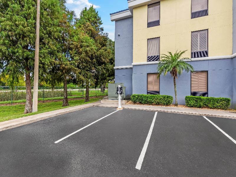 Days Inn & Suites by Wyndham Lakeland image