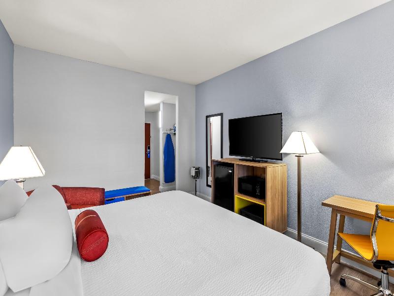 Days Inn & Suites by Wyndham Lakeland image