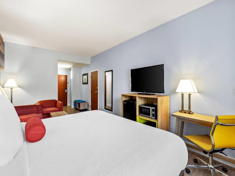 Days Inn & Suites by Wyndham Lakeland image