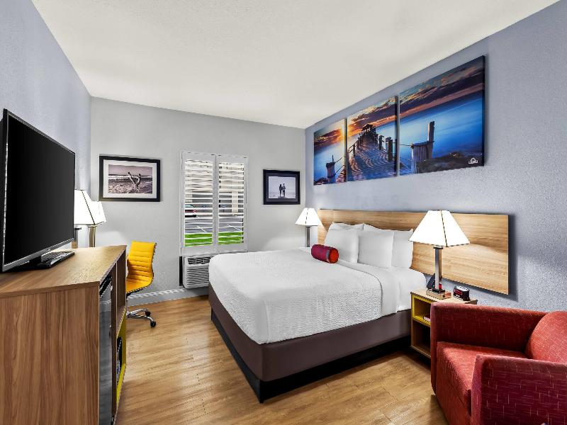 Days Inn & Suites by Wyndham Lakeland image