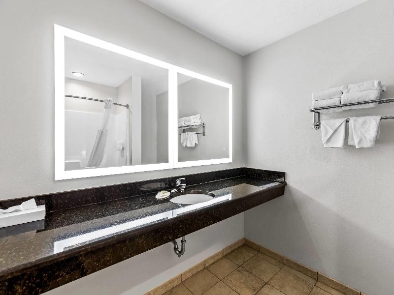 Days Inn & Suites by Wyndham Lakeland image