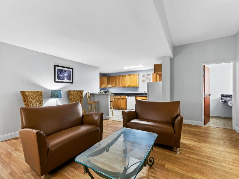 Days Inn & Suites by Wyndham Lakeland image