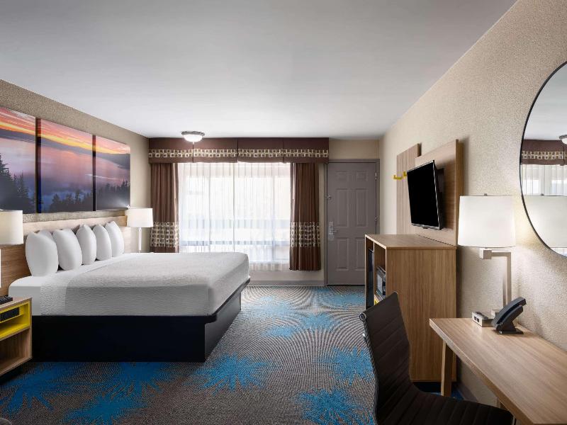 1 King Bed and 1 Queen Bed, One Bedroom, Deluxe Suite, Non-Smoking
