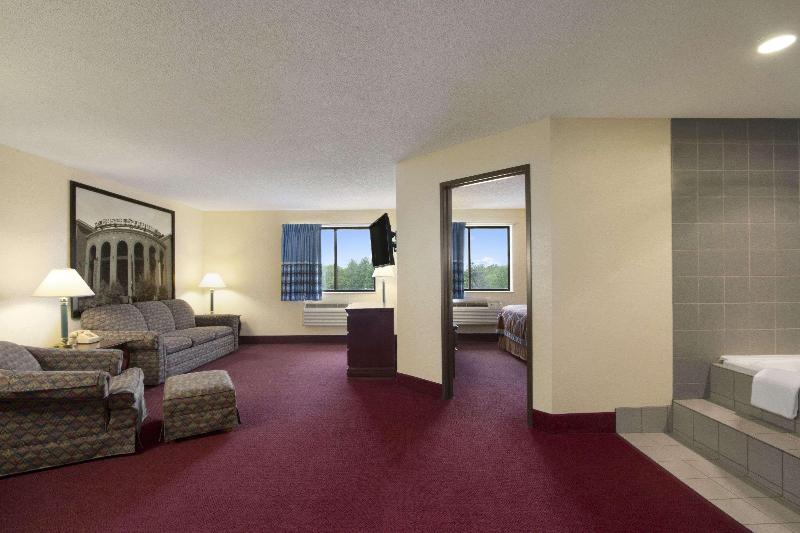 Super 8 by Wyndham Cuba image
