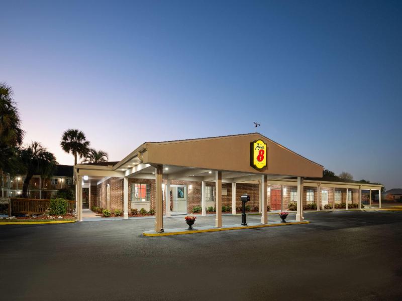 Super 8 by Wyndham Lake City image