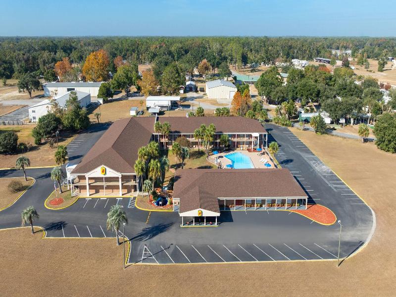 Super 8 by Wyndham Lake City image