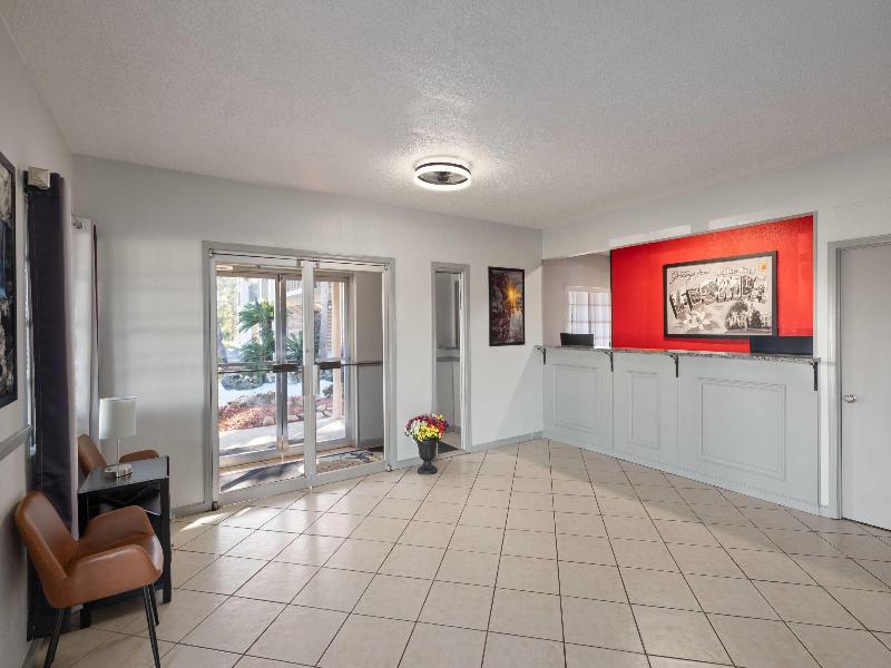 Super 8 by Wyndham Lake City image