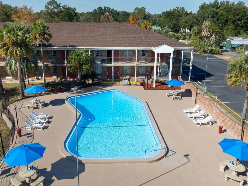 Super 8 by Wyndham Lake City image