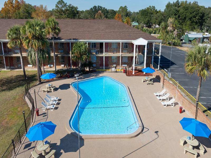 Super 8 by Wyndham Lake City image
