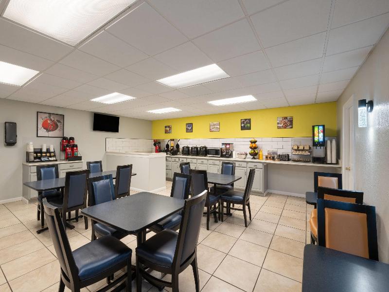 Super 8 by Wyndham Lake City image