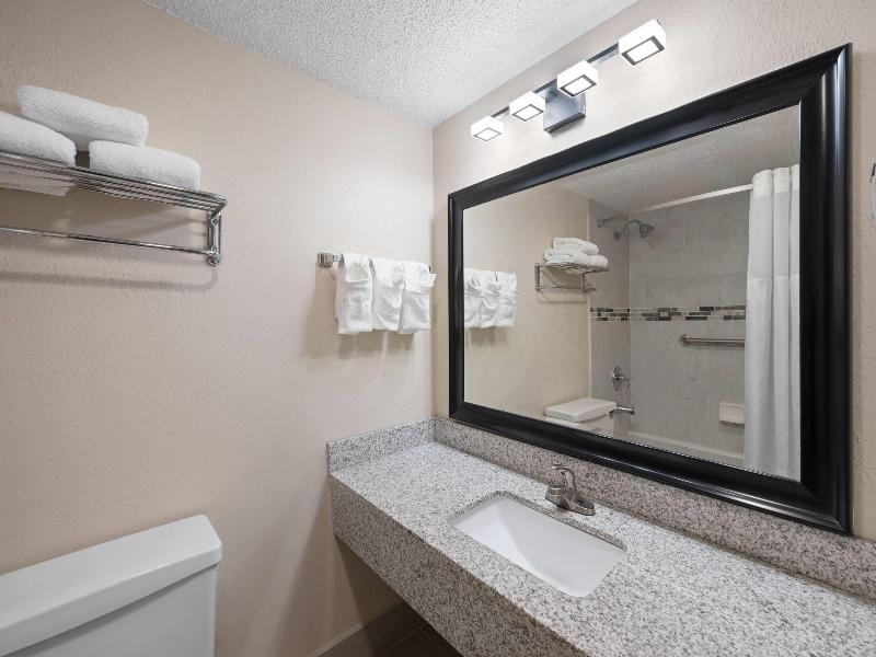 Super 8 by Wyndham Lake City image