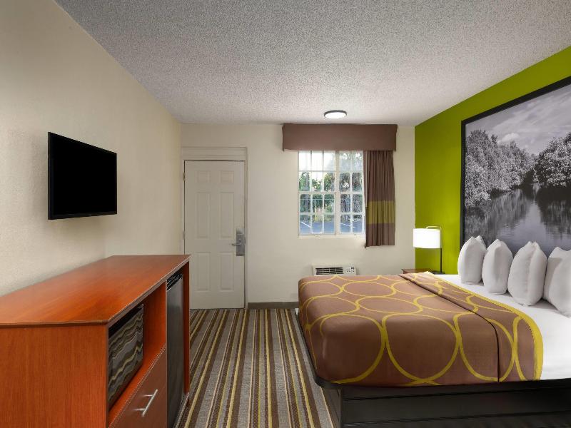 Super 8 by Wyndham Lake City image