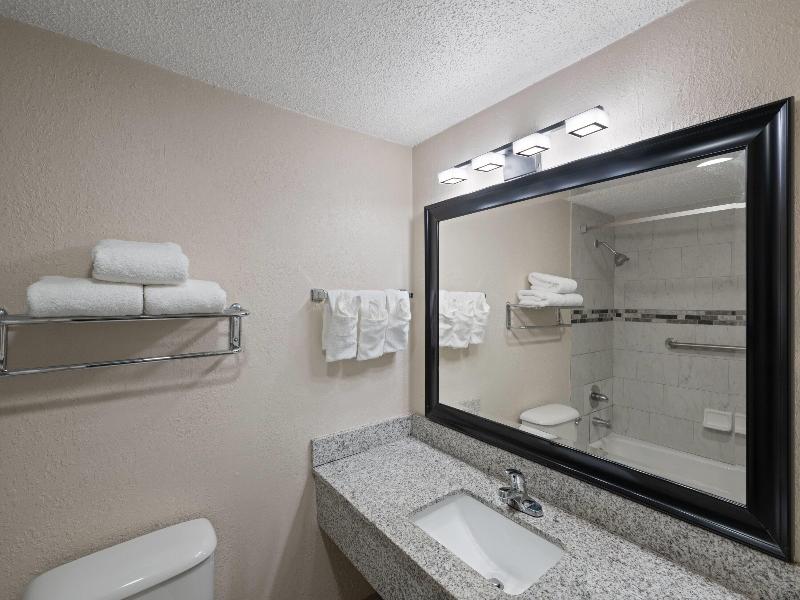 Super 8 by Wyndham Lake City image