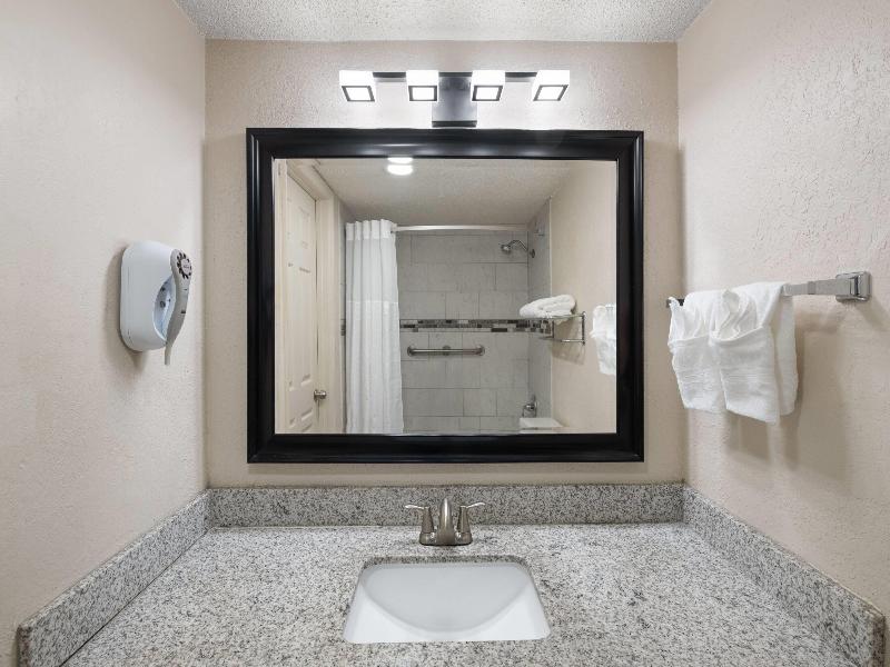 Super 8 by Wyndham Lake City image