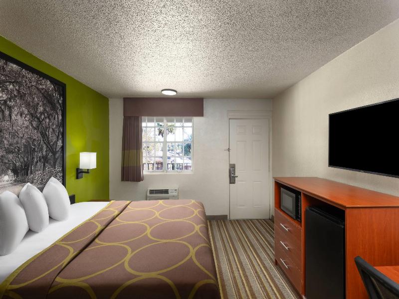 Super 8 by Wyndham Lake City image