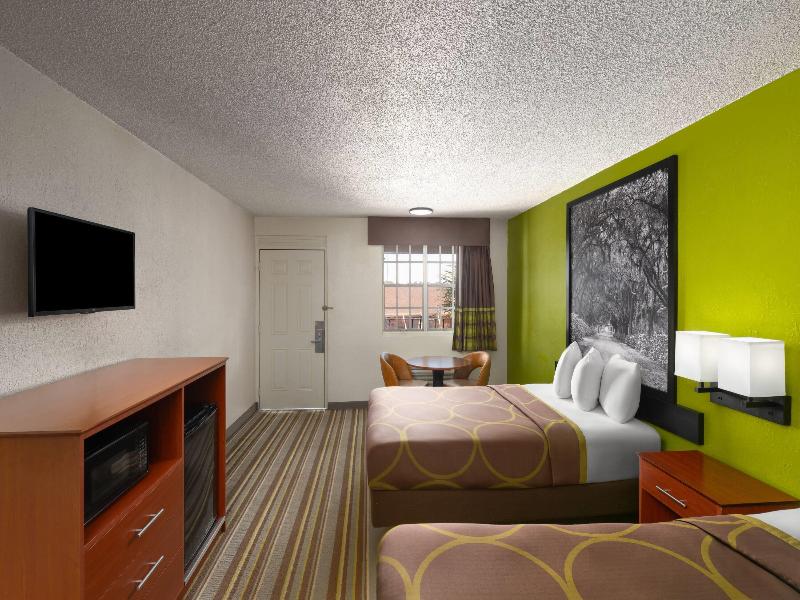Super 8 by Wyndham Lake City image