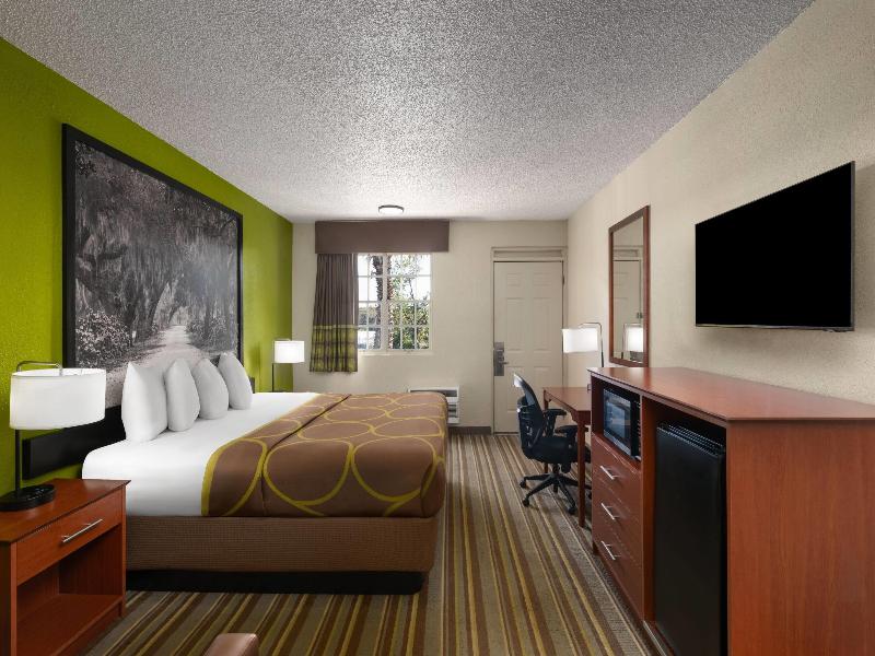 Super 8 by Wyndham Lake City image