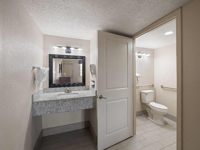 Super 8 by Wyndham Lake City image