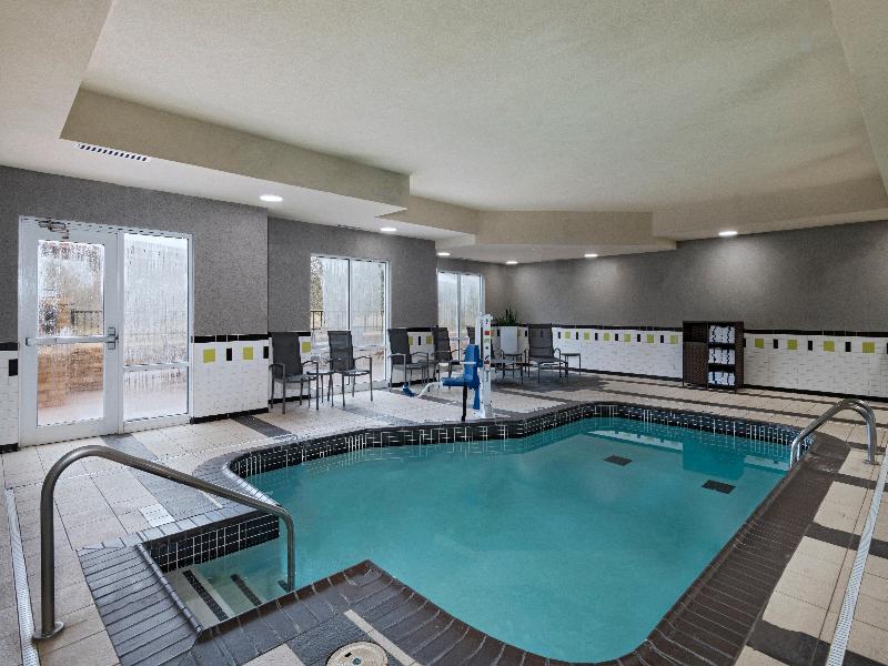 Holiday Inn Express Hotel & Suites Pryor